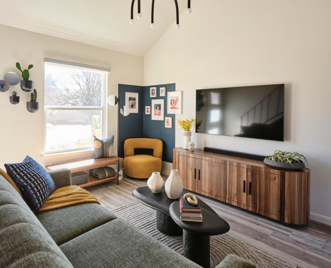 Midcentury Couples Designer Loft - Casa Tuya Lägenhet Austin Exteriör bild